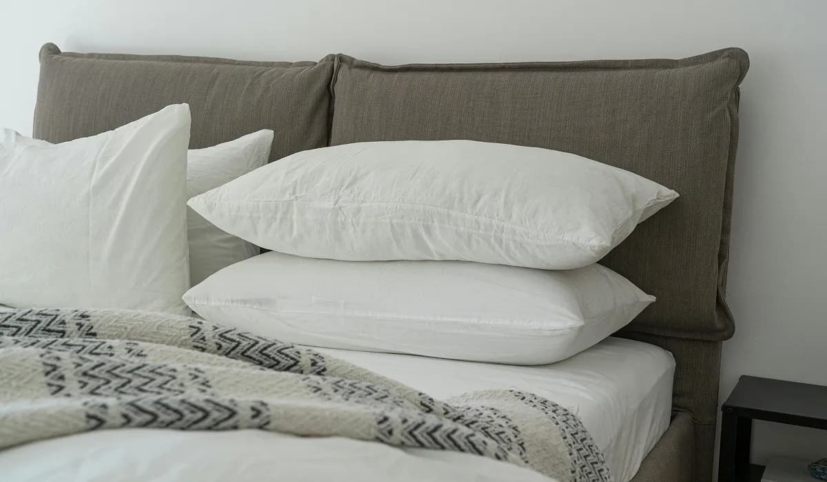 Saubere Matratze auf einem Bett in einem Schlafzimmer