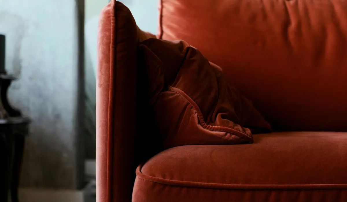 Altes Sofa in einem Wohnzimmer, bereit zur Entsorgung