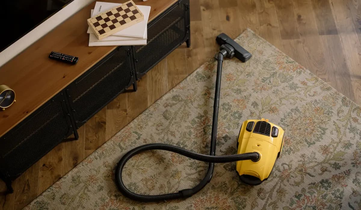 Staubsauger auf einem Teppich in einem Wohnzimmer
