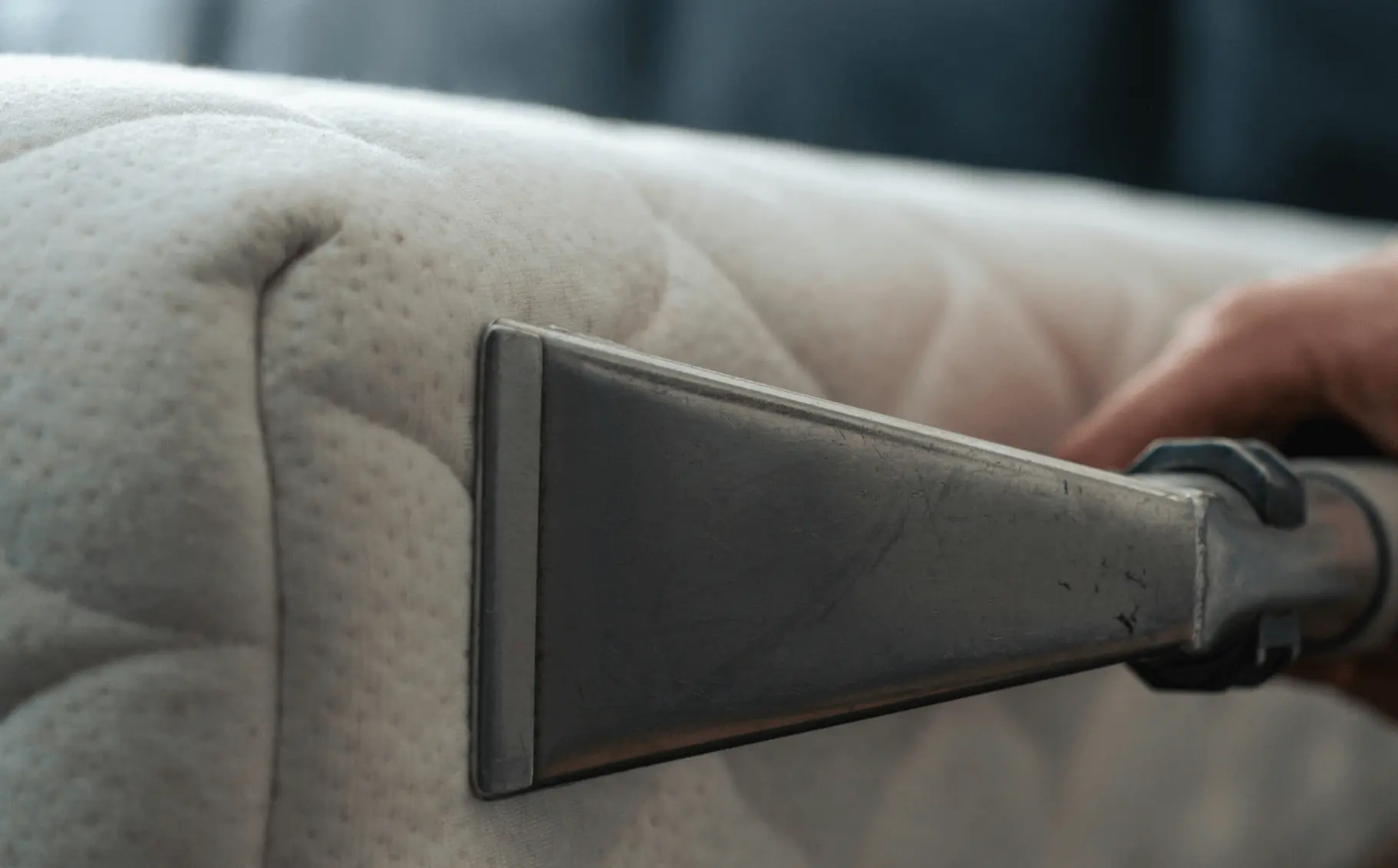 Abbildung der Matratzenreinigung im Zuge der Polsterreinigung