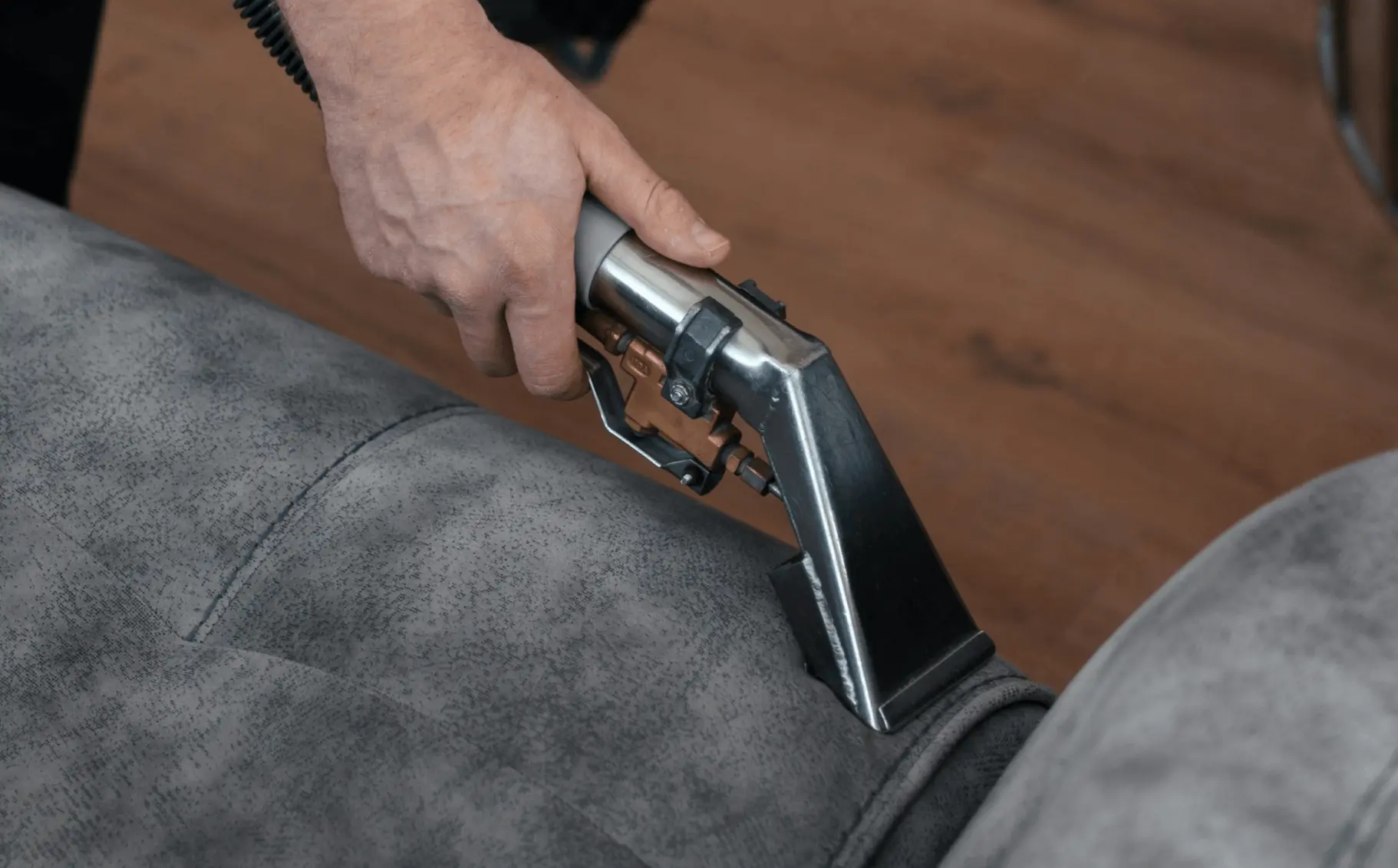 Abbildung der Sesselreinigung im Zuge der Polsterreinigung