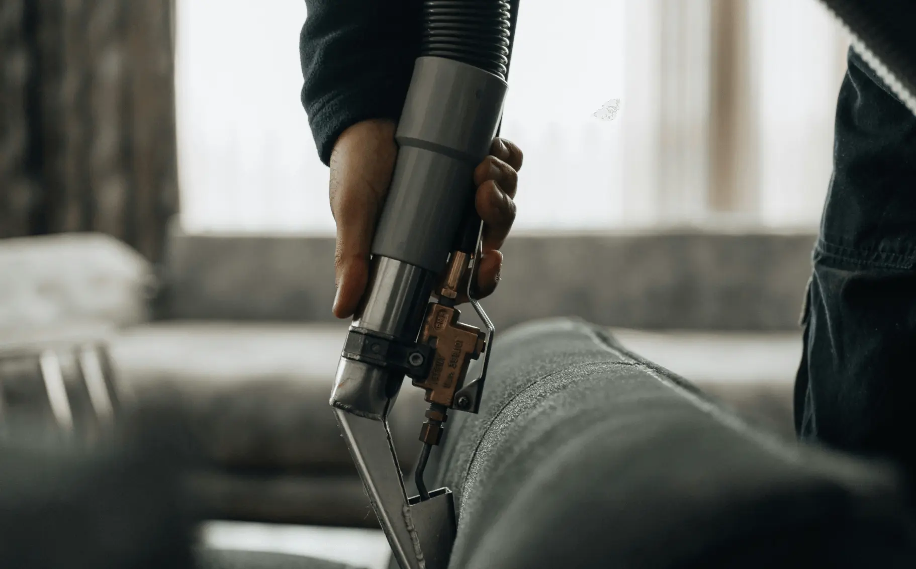 Abbildung der Sofareinigung im Zuge der Polsterreinigung