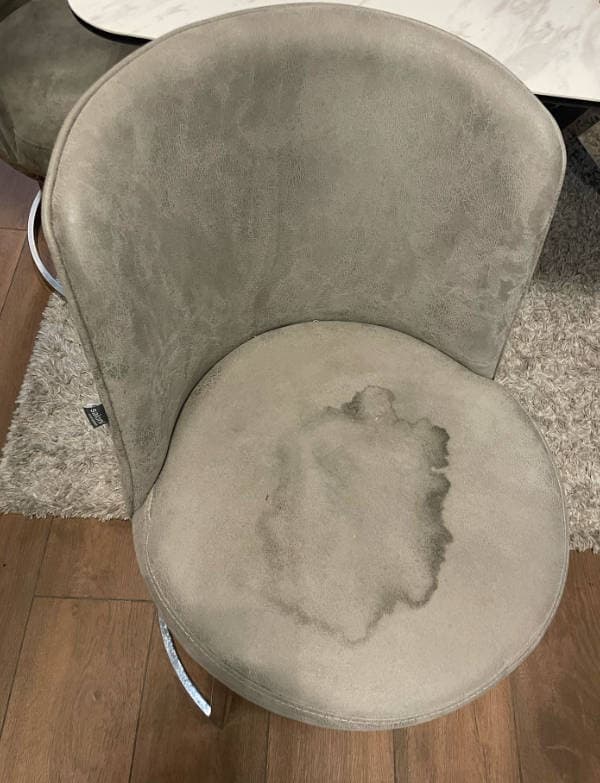 Beispiel einer alltäglichen Verschmutzung auf einem Sofa