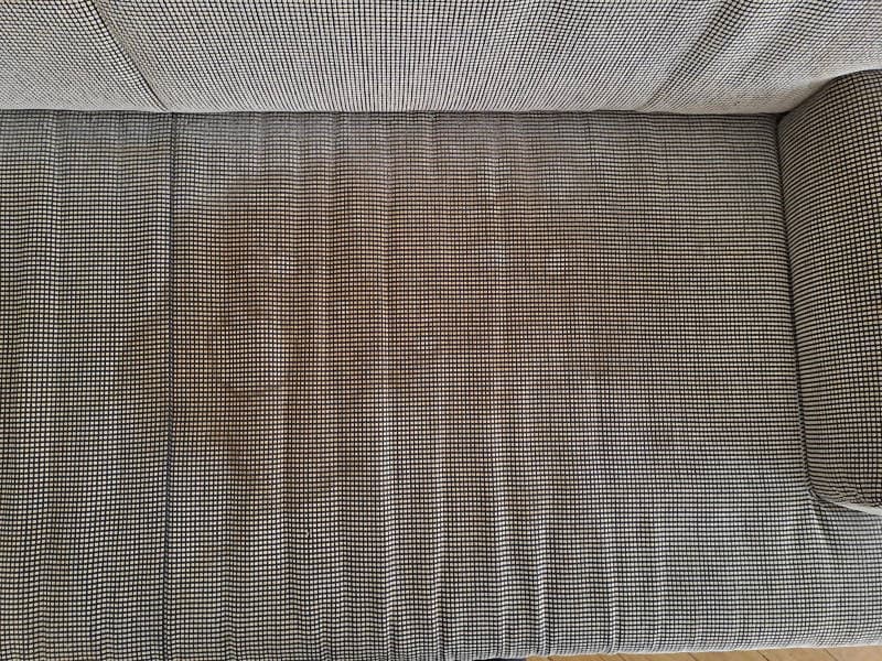 Beispiel eines hartnäckigen Flecks auf einem Polstermöbel