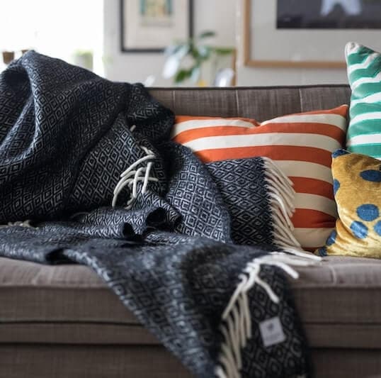 Raum mit sauberem Sofa nach einer Sofa Reinigung