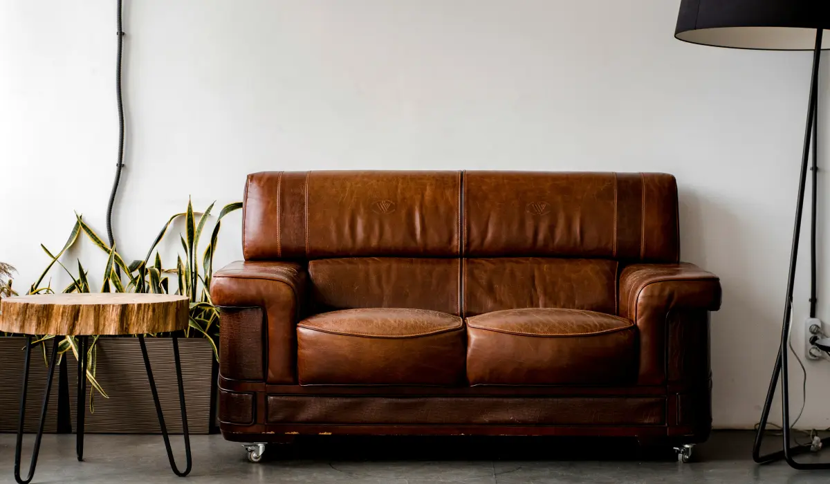 Altes Ledersofa in einem Wohnzimmer