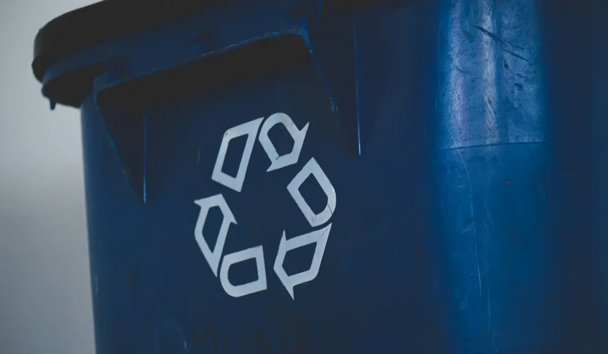 Eine Recycling Tonne als Darstellung zur richtigen Entscheidung für die Entsorgung