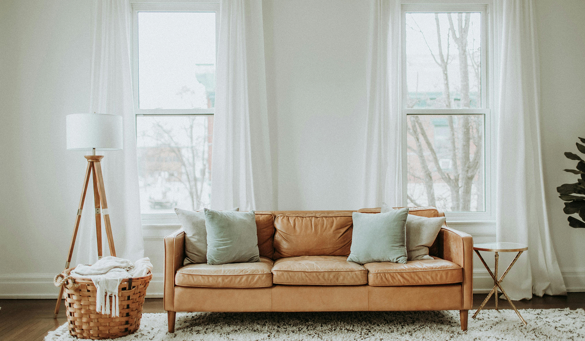 Ledersofa in einem Wohzimmer - Ratgeber für Reinigung von Stoffsofas